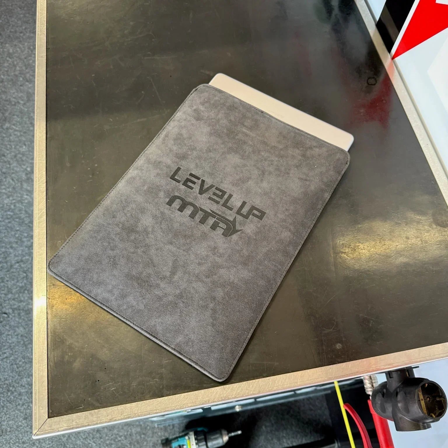 Alcantara iPad Air / iPad Pro 11 inch Sleeve - LEVEL UP MTA - Space Grey