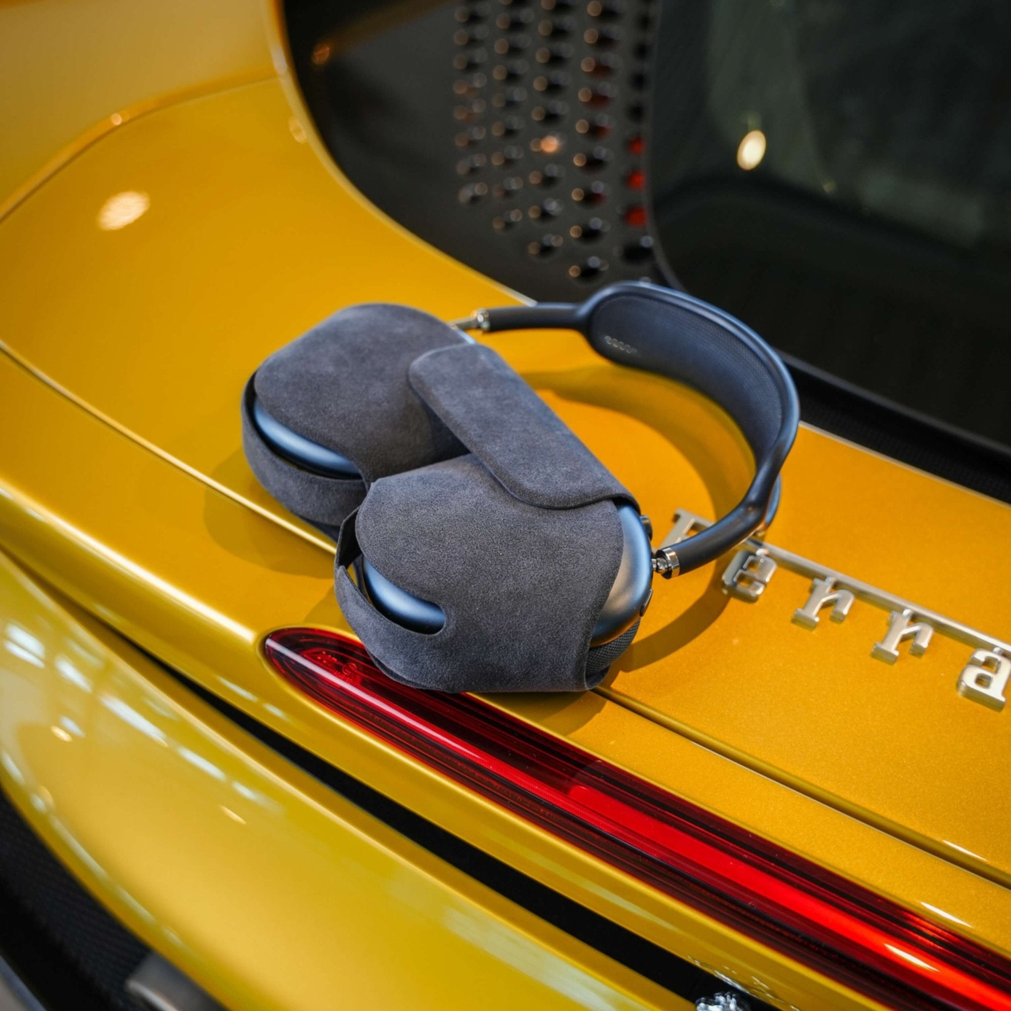 AirPods Max Alcantara Smart Case - Space Grey - Alcanside